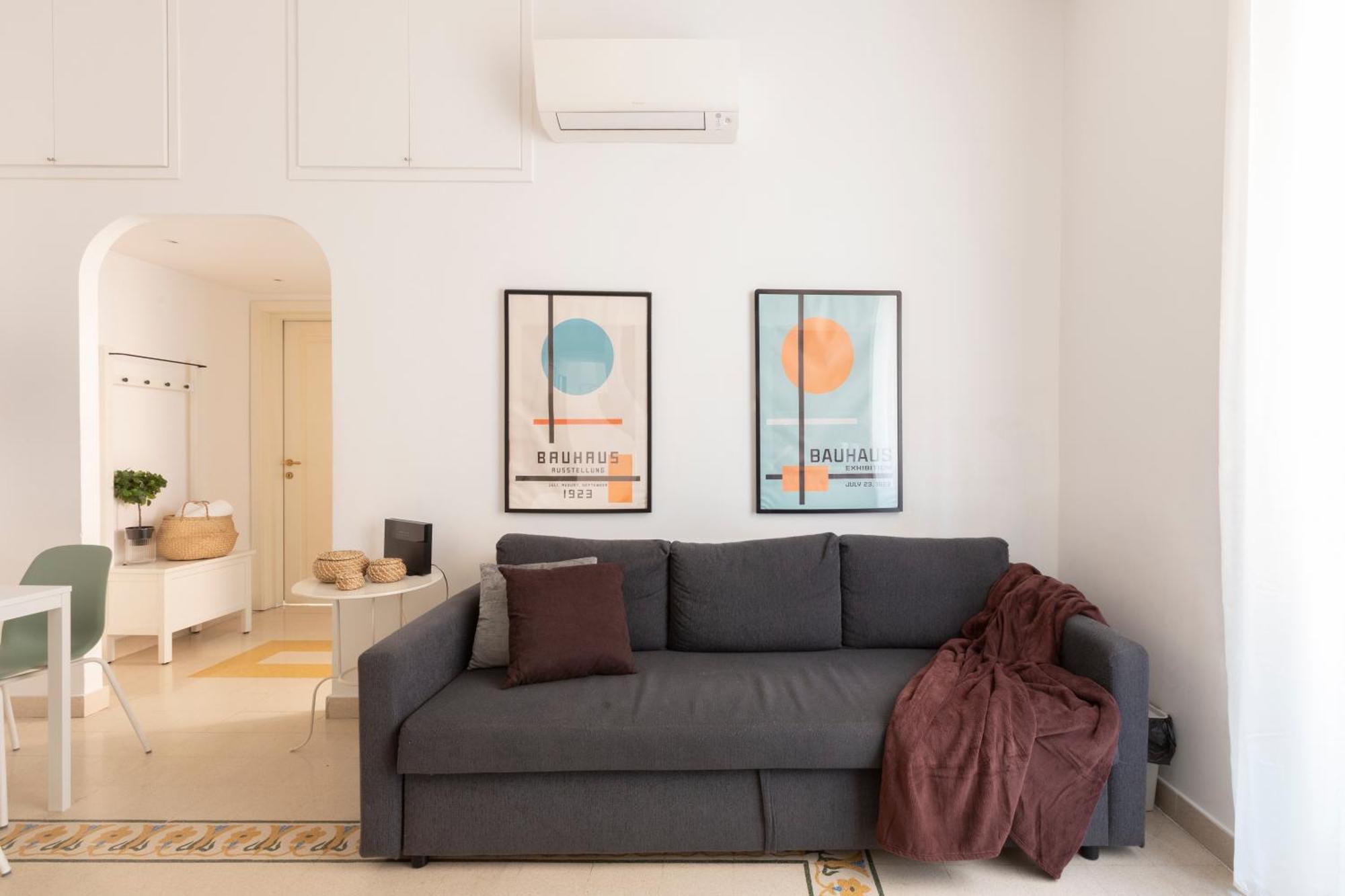 The Rent - Sunny Three-bedroom Near Ottaviano Metro Stop Appartement