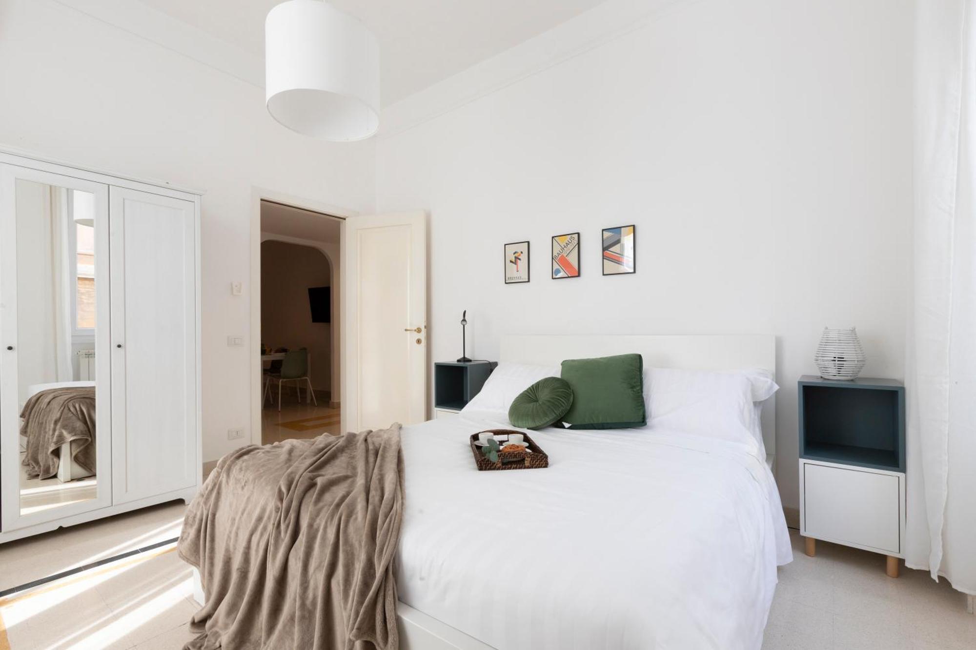 The Rent - Sunny Three-bedroom Near Ottaviano Metro Stop Appartement *
