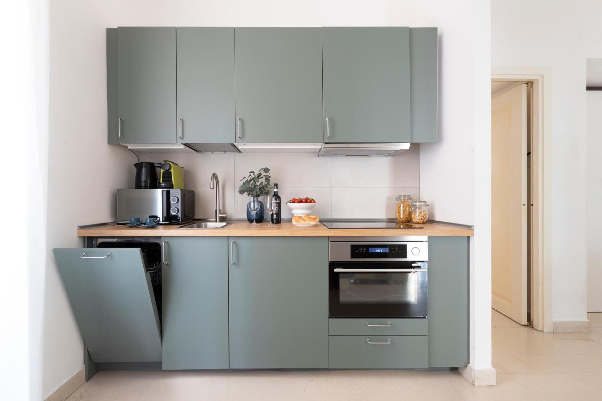 Appartement The Rent - Sunny Three-bedroom Near Ottaviano Metro Stop *