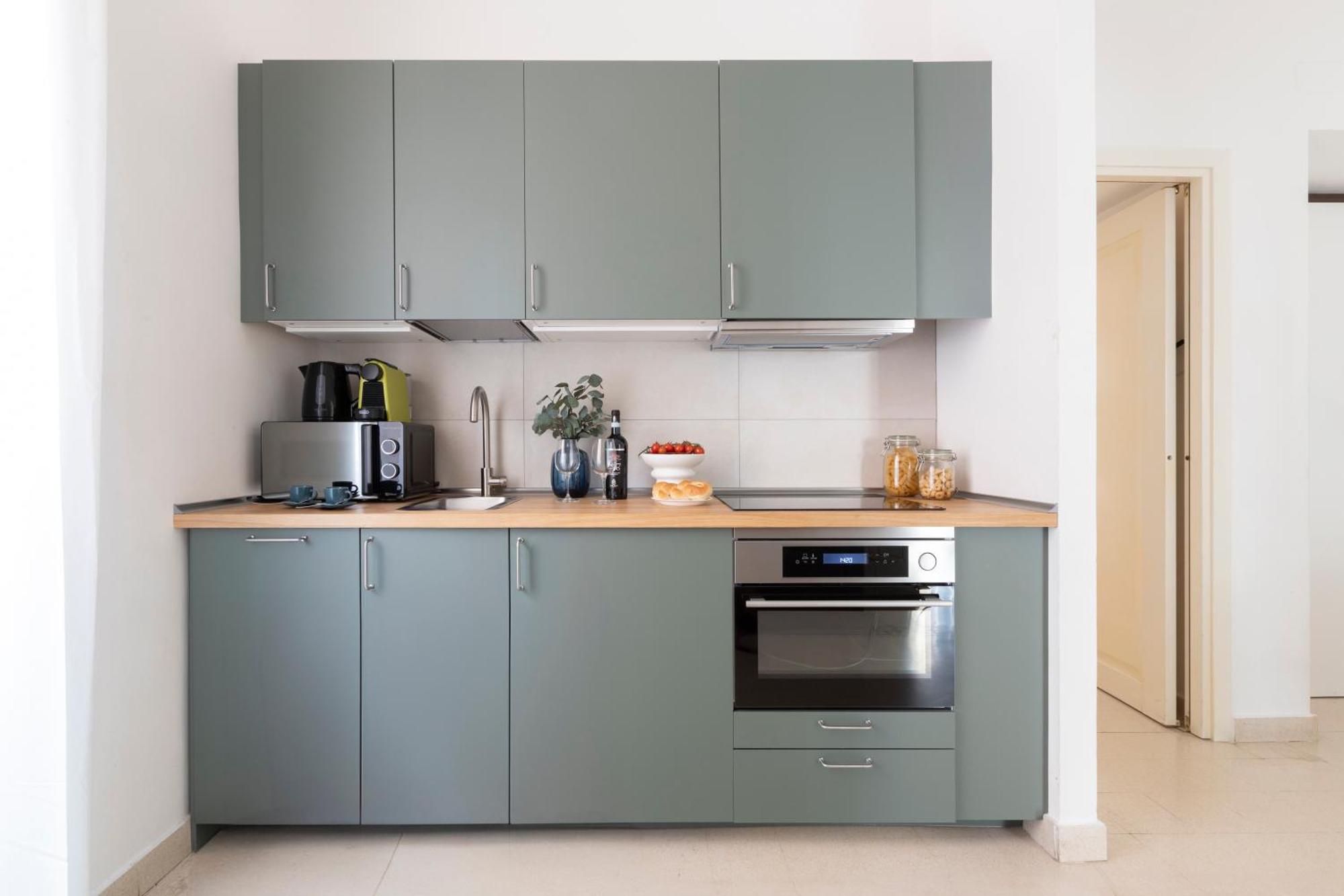 The Rent - Sunny Three-bedroom Near Ottaviano Metro Stop Appartement